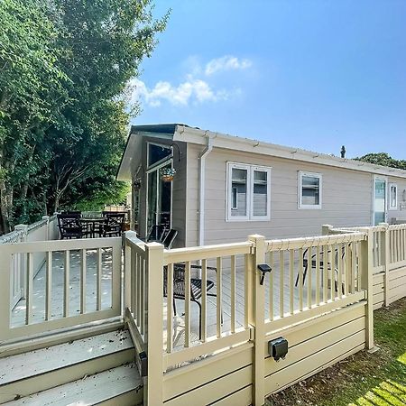 Stunning Lodge With Decking At Oaklands Holiday Park In Essex Ref 39017Rw 滨海克拉克顿 外观 照片