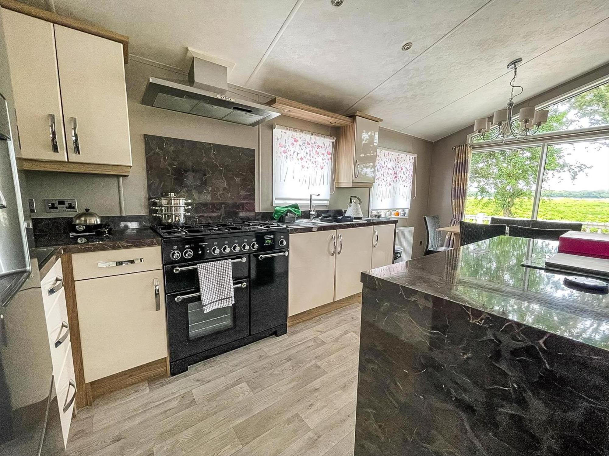 Stunning Lodge With Decking At Oaklands Holiday Park In Essex Ref 39017Rw 滨海克拉克顿 外观 照片