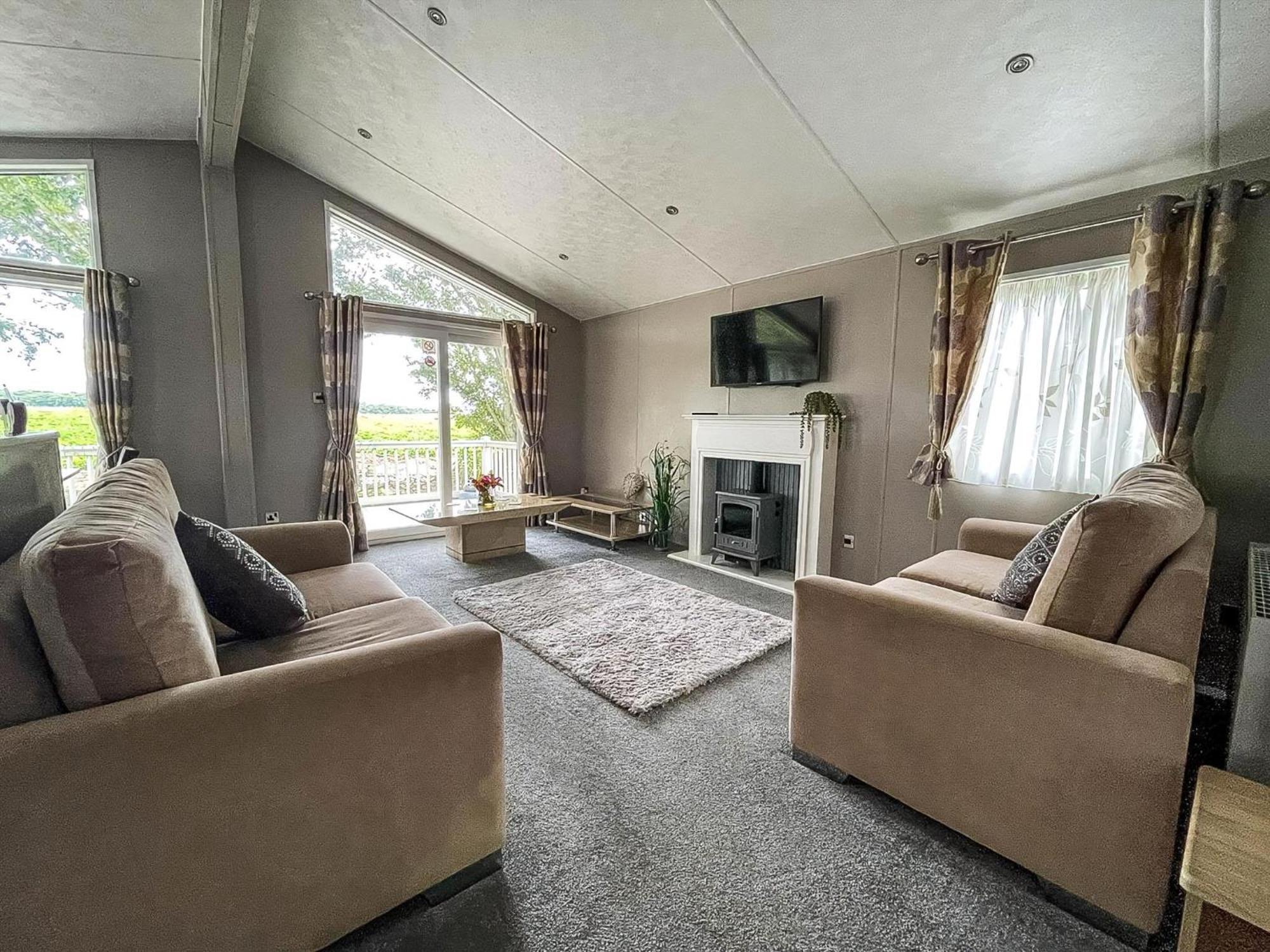 Stunning Lodge With Decking At Oaklands Holiday Park In Essex Ref 39017Rw 滨海克拉克顿 外观 照片