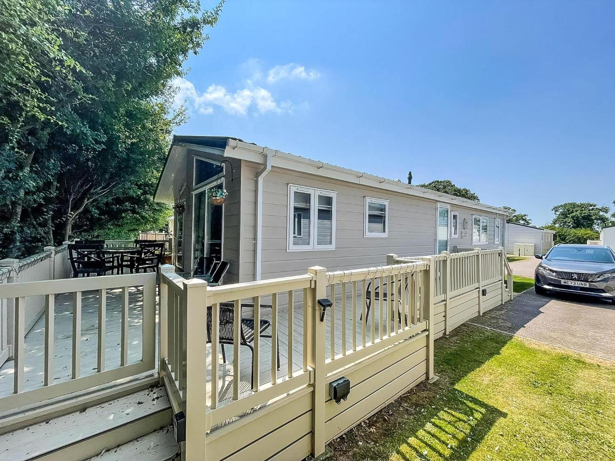 Stunning Lodge With Decking At Oaklands Holiday Park In Essex Ref 39017Rw 滨海克拉克顿 外观 照片