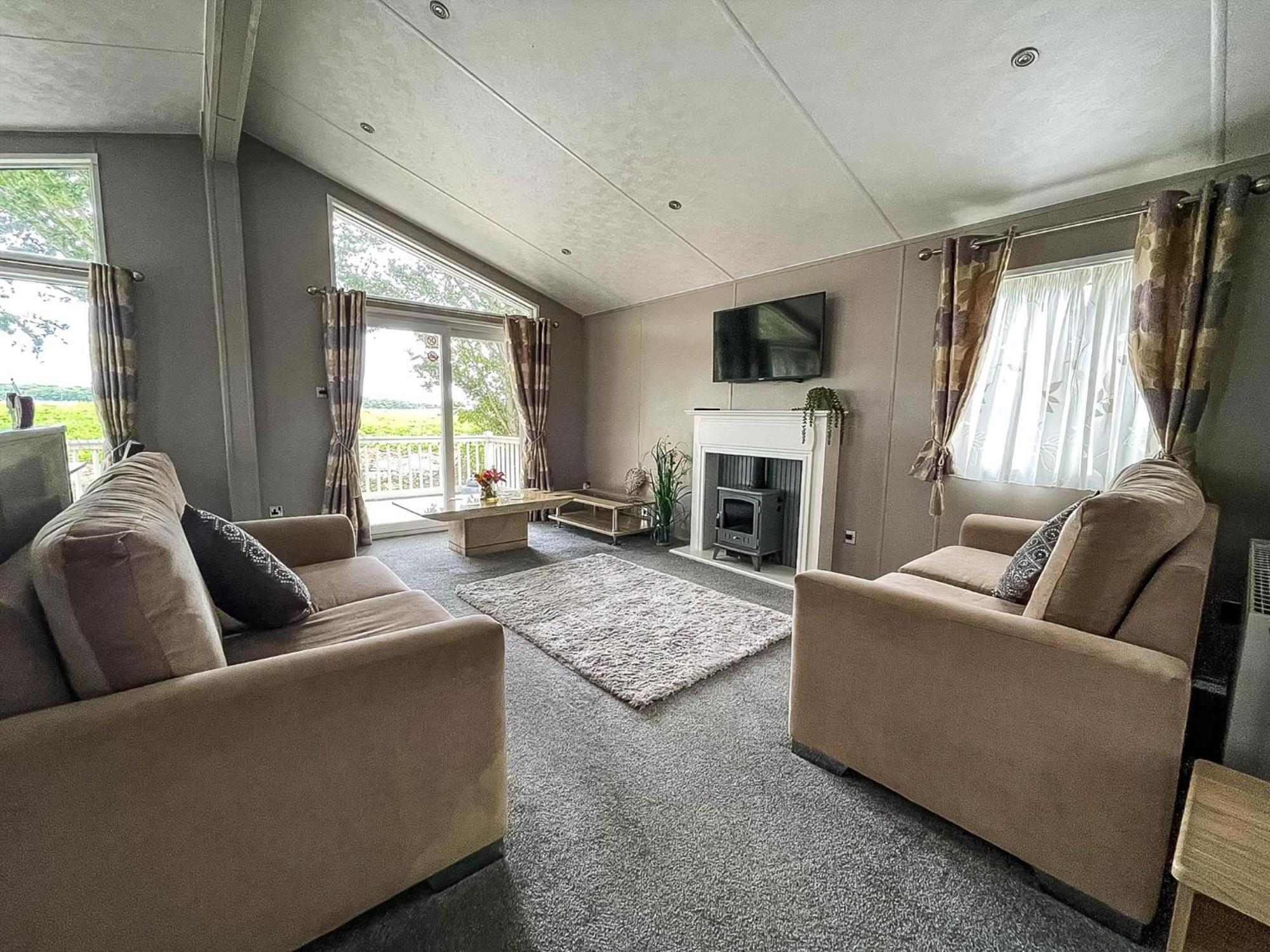 Stunning Lodge With Decking At Oaklands Holiday Park In Essex Ref 39017Rw 滨海克拉克顿 外观 照片